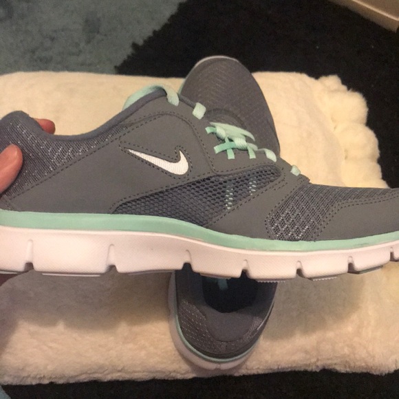 Gray Nike sneakers - Picture 3 of 4